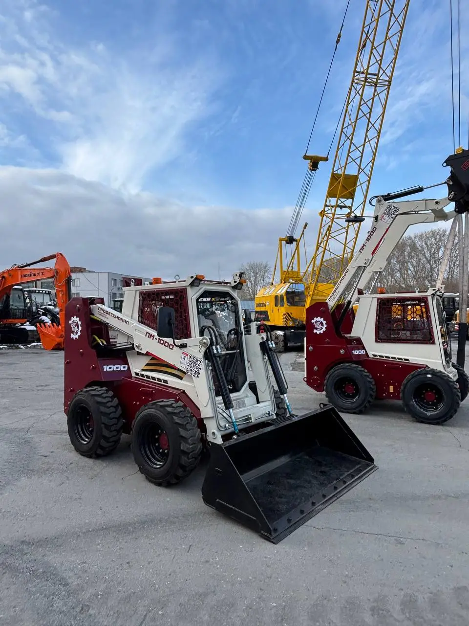 На склад поступили новые универсальные мини-погрузчики российского производства, модель ПМ-1000 