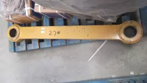 Рычаг ковша CDM833 (L=1000, по центрам 860, втулка D=70)
