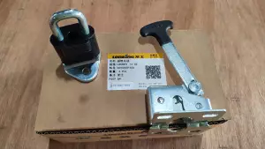 Фиксатор двери кабины в комплекте LG876 оригинал