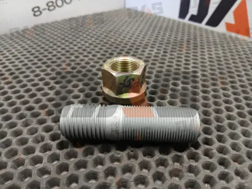 Шпилька крепления колеса с гайкой Carraro